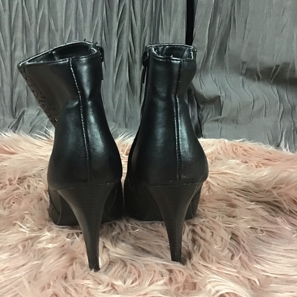 Cushion Walk Cut Outs Ankle Boots - Picture 3 of 7